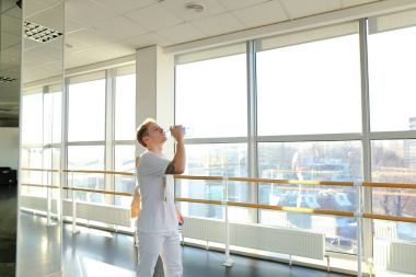 Spor spor salonu Basında sallanan mühendisi