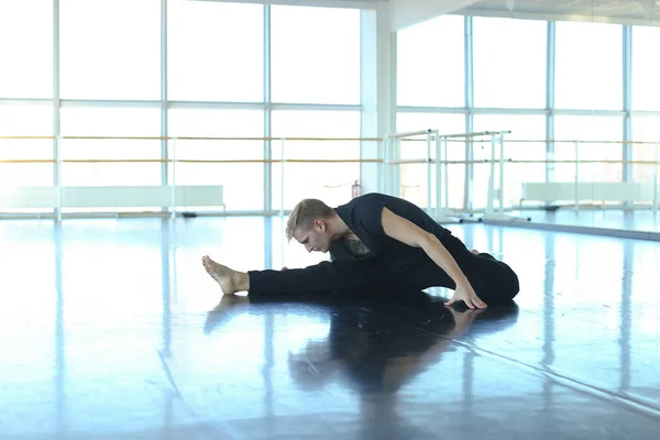 Dancer making leg stretching at gym. — Stock Photo, Image