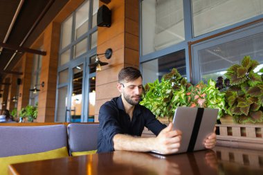 İstemci için örümcek ağı fotoğraf makinesi ve microp ile konuşurken Internet Danışmanı