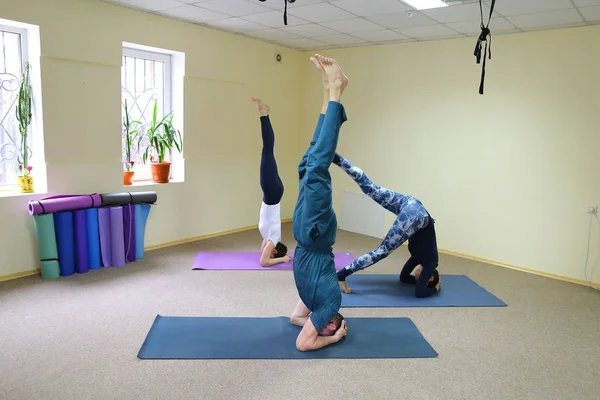 Treinador de ioga jovem mulher ensina o menino e a menina a fazer o exer — Fotografia de Stock