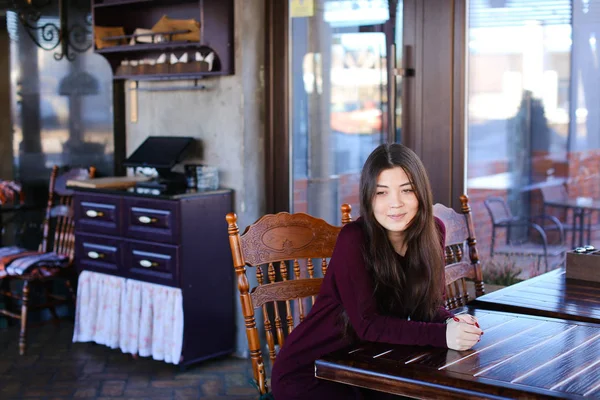 Modellen väntar fotograf för fotograferingen i café — Stockfoto