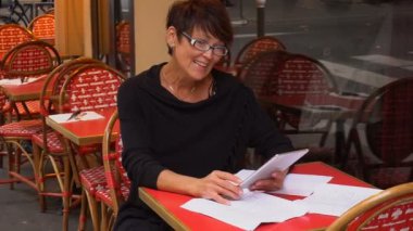 Yavaş hareket orta yaşlı kadın Tasarımcısı kullanın küçük tablet, profesyonel eser.