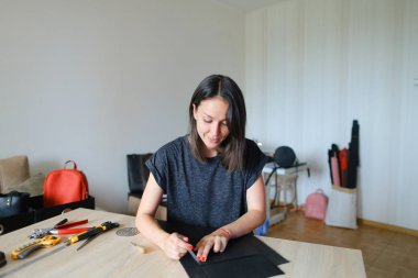 Ağır çekim kız deri çanta yapmak için hazırlanıyor.