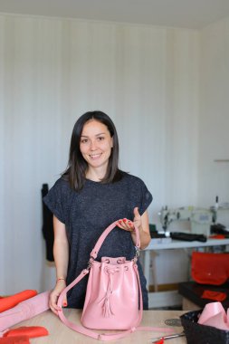 Pembe sırt çantası ve çanta terzi kazandı.