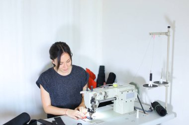 iş smartphone kullanarak patron ile tartışırken terzi.