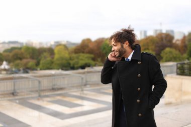 smartphone Eife yakın ortağı ile konuşurken işadamı