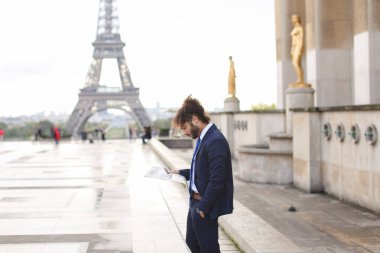 Eiffel Tower yakınındaki gazete makalesi okuma pressman.