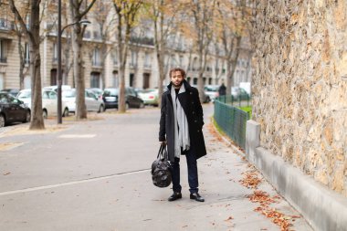 Torbalı paris Fransa sokakta yürüyen siyah adam düşmek