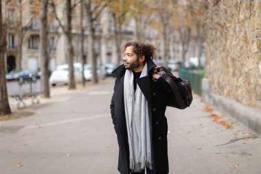 Europe ziyaret ve çanta ile yürüyüş mutlu yarım Afrika turizm.