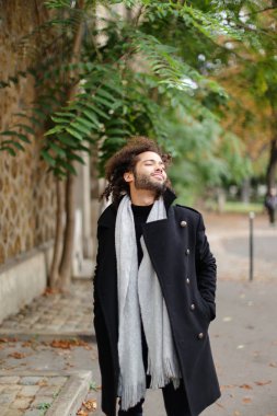 İyi görünümlü yarım Nijeryalı adam geziniyor.