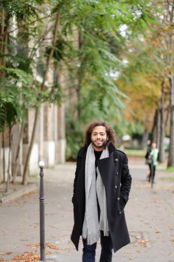 İyi görünümlü yarım Nijeryalı adam geziniyor.