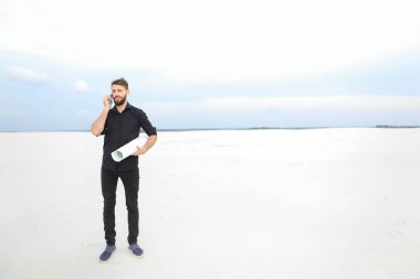 Smartphone ıssız yerde w tutan konuşan cevirmen