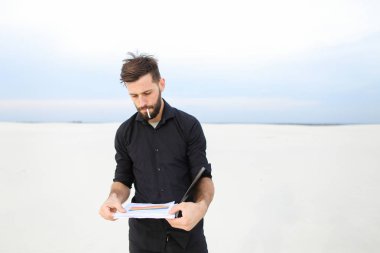 Deniz araştırma yürüten coğrafyacı erkek yasaktır.