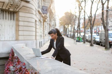Yarım Afrika işkadını balkonda laptop ile çalışma.