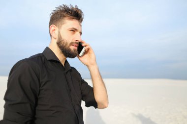 Koca sahil sm yürüyüş karısı ile smartphone üzerinde konuşma