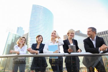 Yüzleri mali ekip belge tutma kameraya bakarak kapatın