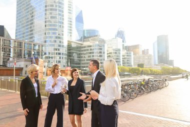 Mali ekip üyeleri ile konuşurken boos La savunma Paris'te.