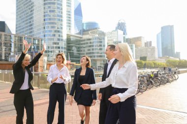 Mali ekip üyeleri ile konuşurken boos La savunma Paris'te.