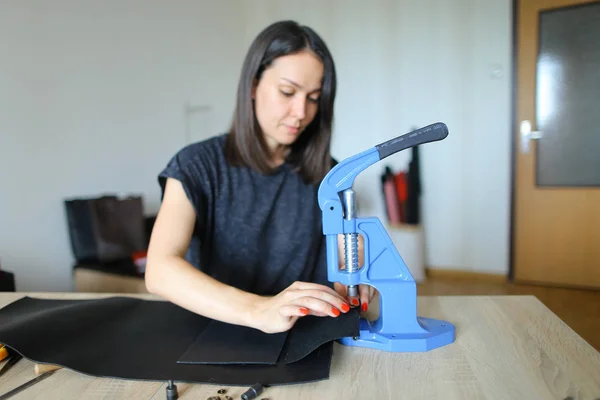 Female making belt to order. — Stock Photo, Image