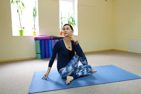 Zakenvrouw bestudeert fundamentele yoga oefeningen op online cursus. — Stockfoto