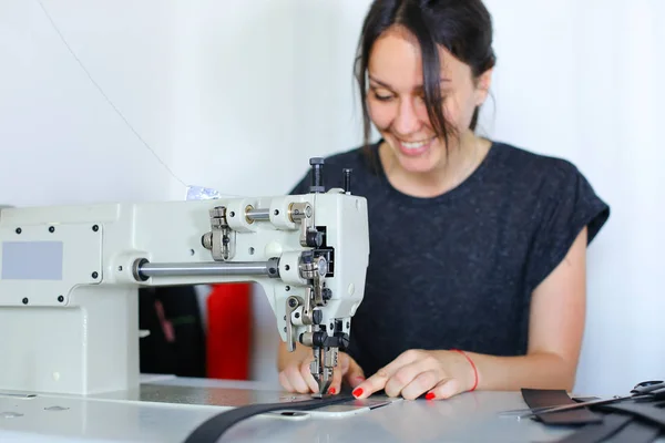 Craftswoman ψάχνουν για ιδέες στο διαδίκτυο χρησιμοποιώντας το smartphone. — Φωτογραφία Αρχείου