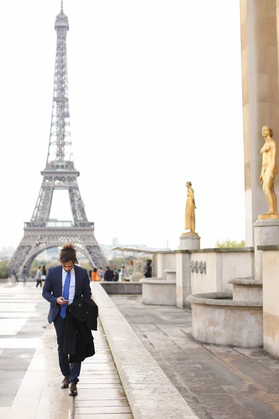 Hispán újságíró, közel az Eiffel-torony olvasó újság és — Stock Fotó