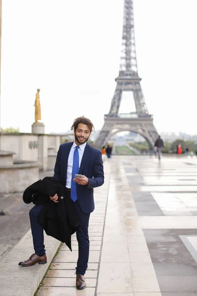 Muszlim fiú flörtöl barátnője smartphone közelében Eiffel által — Stock Fotó