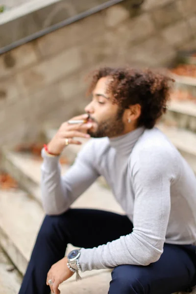 Joven fumador tosiendo en escalones con cigarrillo . — Foto de Stock