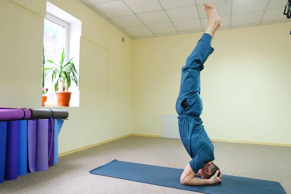 Pemuda Amerika yang cantik melakukan asanas dari yoga . — Stok Foto