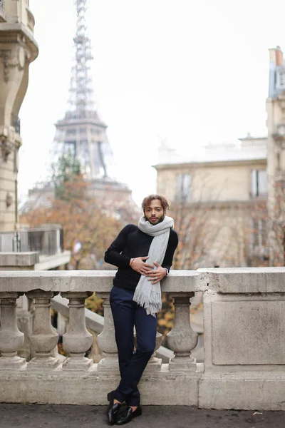 Jeune homme noir et sa moto à Paris — Photo