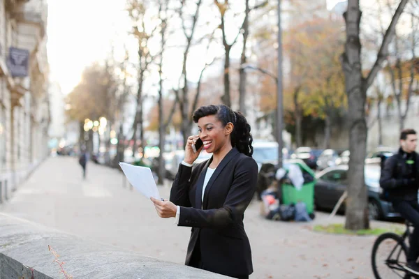 Маркетолог получил повышение, красивая женщина стоит на улице с бумагами я — стоковое фото