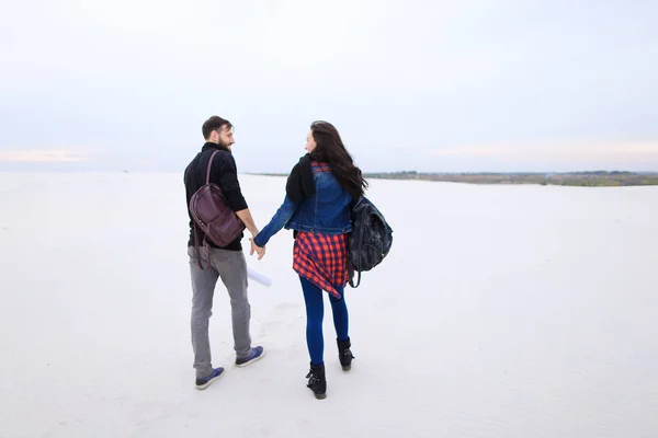 Vriendin en vriend hand in hand gaan naar gezamenlijke photoshoo — Stockfoto