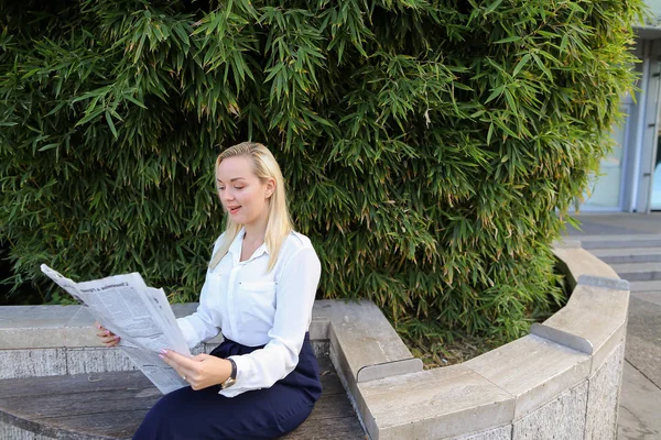 Señora leyendo el periódico al aire libre en con la cara de cerca . — Foto de Stock