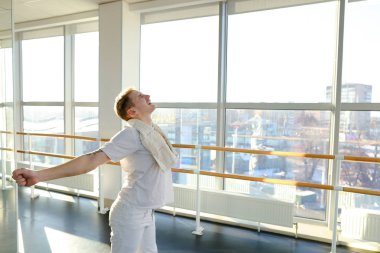 Spor giyim gazeteci üzerinde duran bir başarılı girişim yapmak