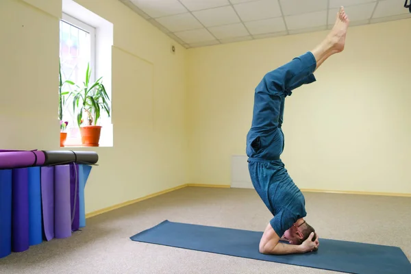 Mooie jonge Amerikaan voert asana's van yoga. — Stockfoto