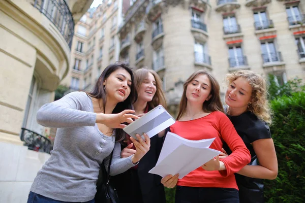 Étudiants étrangers apprenant l'anglais avec des papiers près de l'université bu — Photo