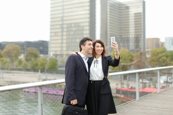 Obchodník muž a žena Hr manager pomocí smartphone s sel — Stock fotografie