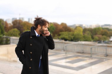 Arap damat smartphone cep telefonu ile yakın Eifel Kulesi yavaş mot konuşuyor