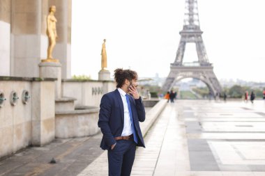 Arap işadamı yanında Eiff yakınındaki smartphone ile ortak savunarak