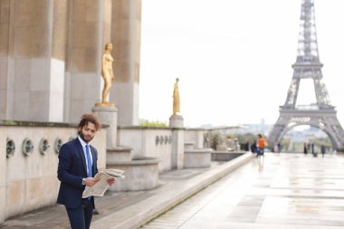 İspanyol gazeteci Eyfel Kulesi'ne yakın gazete okuma ve
