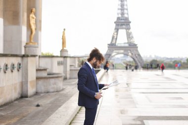 İspanyol gazeteci Eyfel Kulesi'ne yakın gazete okuma ve