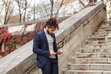 Tablet ile kalmak ve w izlerken yakışıklı yarım Nijeryalı çocuk