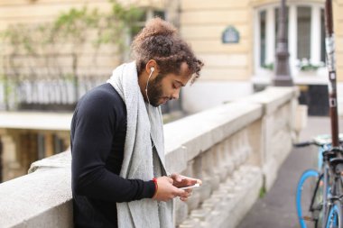 Mesaj yazma ve müzik eIF yakınındaki yarım Nijeryalı çocuk