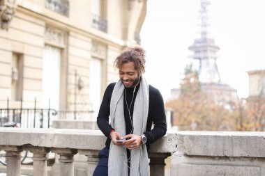 Mesaj yazma ve müzik eIF yakınındaki yarım Nijeryalı çocuk