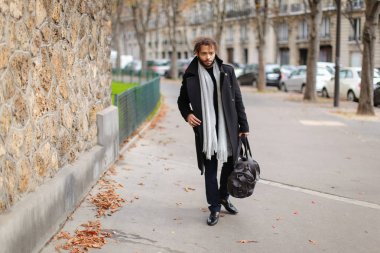 Tren İstasyonu'na gidiş ve bakarak üzgün mix kan adam.