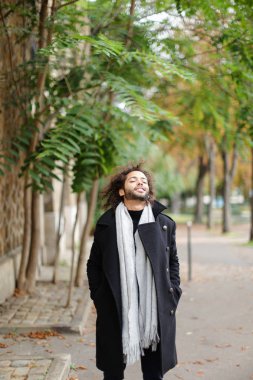 Genç kan erkek kişi dışında yürüyüş mix.