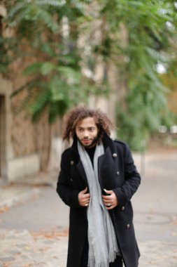 İyi görünümlü yarım Nijeryalı adam geziniyor.