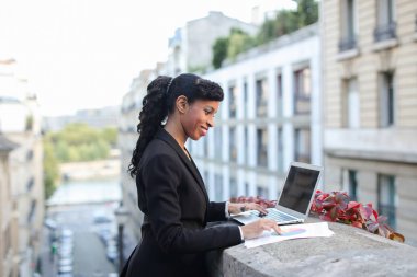 Afro Amerikan Yöneticisi balkonda laptop ile çalışma.