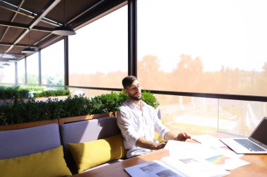 Dizüstü bilgisayar ve belge çalışma sistemleri mühendislik Tasarımcısı