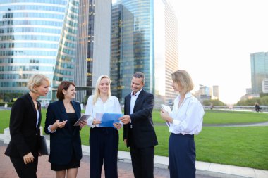 Tablet ile yeni proje hakkında fikir değiştirme yönetim kadrosu ve